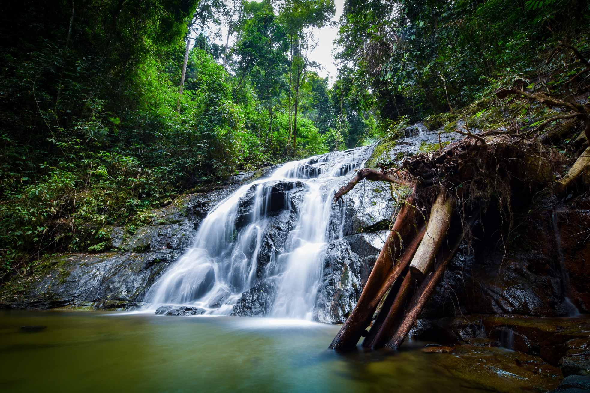 Romantischer Wasserfall bei Khao Lak