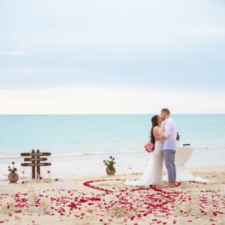 Eine Zeremonie mit Meeresrauschen:
Die Kulisse einer Hochzeit am Strand ist schon atemberaubend. Du spürst eine leichte Brise und die Sonne auf deiner Haut. 
Wir organisieren eine traumhafte Zeremonie und helfen euch dabei unvergessliche Erinnerungen zu schaffen.
 
Für Isa-Doreen & Tobias konnten wir das am 21.12.2021 ermöglichen.
 
Ihr möchtet euch auch den Traum einer Strandhochzeit erfüllen? Mehr Informationen zu unseren Hochzeiten findest du in unserem Blog.
Link in bio
 
Photo: @phuketweddingservice
 
 
#heiratenimausland #heiraten #wedding #phuketwedding #phuketweddingservice #love #weddingplanner #wirheiraten #beachwedding #beachlife #dreamscometrue #strandhochzeit #beautifuldestinations #destinationwedding #beautifulcouple #beautifulgirls #beautifulbride #bohostyle #microwedding #weddingdress #groomswear #weddingdecor #bestdayofmylife #belovedstories #lovestory