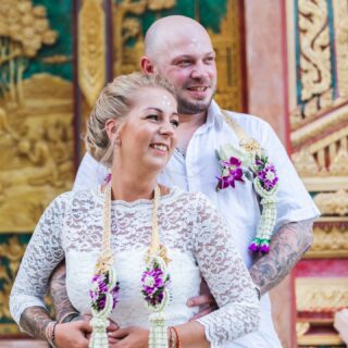 Eine traditionelle Mönchssegnung in einem buddhistischen Tempel ist etwas ganz besonders. Dem thailändischen Glauben zu Folge wird Ihnen eine Segnung Glück und Harmonie bescheren.
Nach der Segnungszeremonie können wir auch das restliche Tempelgelände besuchen, das viele schöne Fotogelegenheiten bietet. 
 
Mehr Informationen zu unseren Hochzeitspaketen im Blog
Link in bio
 
 
Photo: @phuketweddingservice
 
 
#heiratenimausland #heiraten #weddingday #phuketwedding #phuketweddingservice #weddingceremony #weddingdress #weddinginspiration #weddinginthailand #visitphuket #visitthailand #beautifulcouple #inkedcouple #flowerbouquet #belovedweddingstories