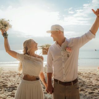 Der erste Monat im neuen Jahr ist schon vorbei und wir hatten schon ein paar wundervolle Hochzeiten.
 
Mit Alica & Alexander hatten wir am 05.01.2022 einen tollen Tag bei schönstem Sonnenschein.
 
Ihr wünscht euch auch eine Traumhochzeit am Strand? Dann schaut gerne auf unserer Seite vorbei.
 
Link in bio
 
Photo: @phuketweddingservice
 
 
#heiratenimausland #heiraten #wedding #phuketwedding #weddingday #phuketweddingservice #love #weddingplanner #wirheiraten #wedding2022 #wedding2023 #hochzeit #verlobt2022 #microwedding #elopement #bohostyle #bohobride #beautifulbride #inkedbride #inkedcouple #brautkleid #instawedding #instabride #weddingbliss #belovedstories #justmarried #mutzumhut #strandhochzeit #beachlife