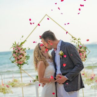 Spontan können wir auch. Erst letzte Woche hat uns ein Paar aus Dänemark kontaktiert und heute findet schon die Trauung am wundervollen Strand Khao Lak statt. Es war in der kurzen Zeit viel zu organisieren, aber wir haben es geschafft, um den Traum der beiden wahr zu machen.

Würdet ihr auch spontan heiraten oder doch lieber mit mehr Planung?

Mehr Infos im Blog
Link in Bio

Photo: @phuketweddingservice

#weddingplanner #heiratenimausland #phuketweddingservice
#weddingatthebeach #beach #spontaneous #love #eheversprechen #always #weddingdress #brautkleid #modernbride #alwaystogether #honeymoon #khaolak #khaolakbeach 
#togetherforever #sunnyday #sandybeach #hochzeit #heiraten #wedding